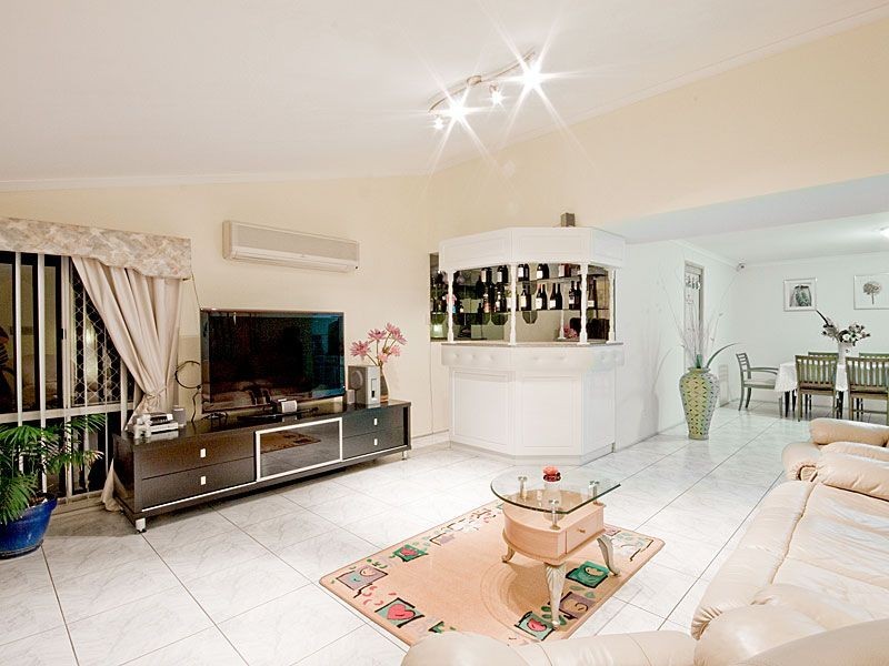 9 Chloe Cl, Eight Mile Plains QLD 4113