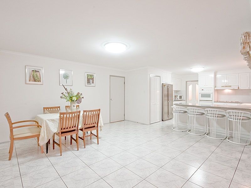 9 Chloe Cl, Eight Mile Plains QLD 4113