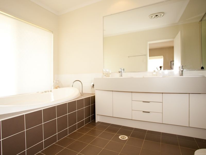 11 Ravensbourne Close, Parkinson QLD 4115