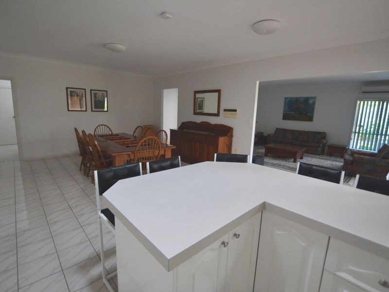 8 Lincoln Place, Stretton QLD 4116