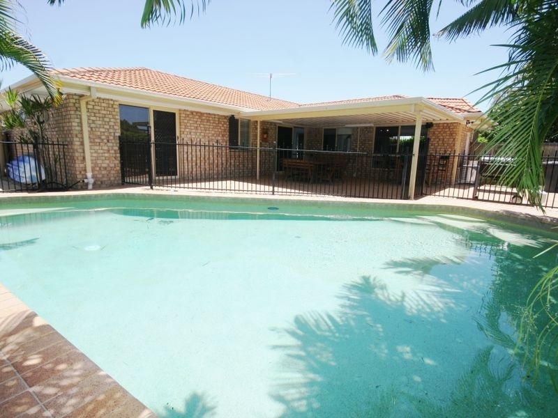 11 Balgownie Cr, Parkinson QLD 4115