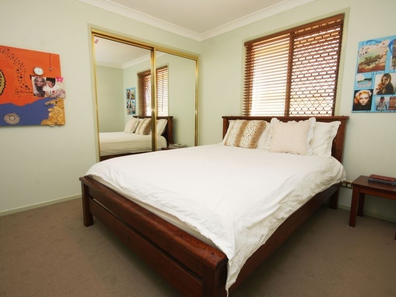 11 Balgownie Cr, Parkinson QLD 4115