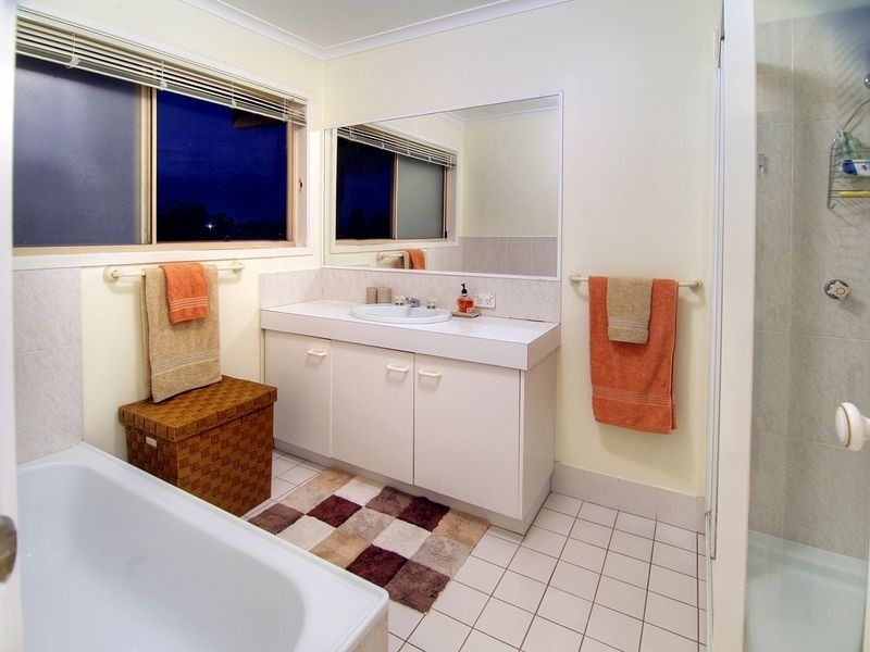 18 Maywood Cr, Calamvale QLD 4116