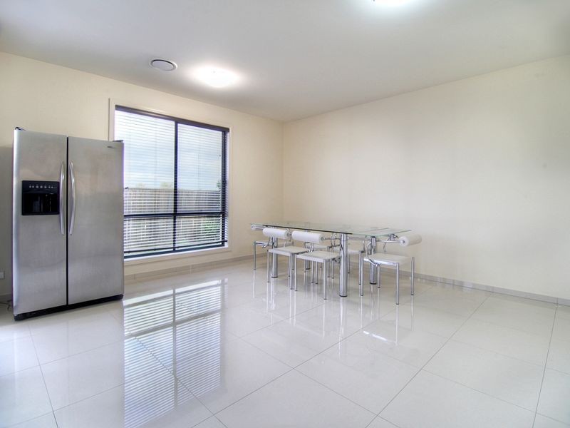 143 The Parkway, Stretton QLD 4116