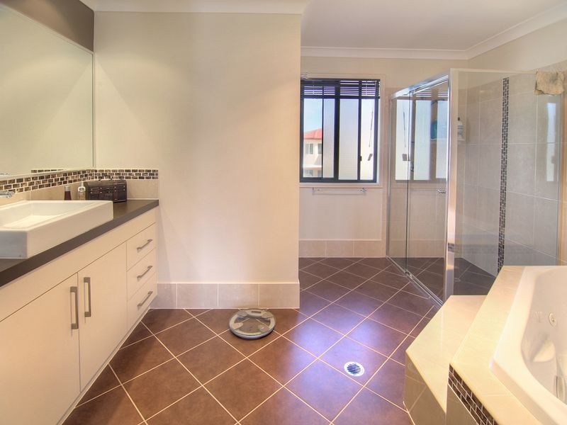 126 The Parkway, Stretton QLD 4116