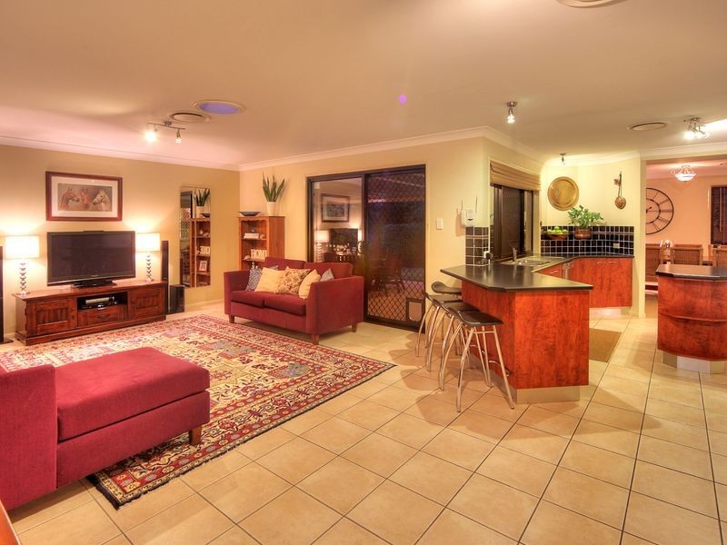 8 Cocoparra Crescent, Parkinson QLD 4115