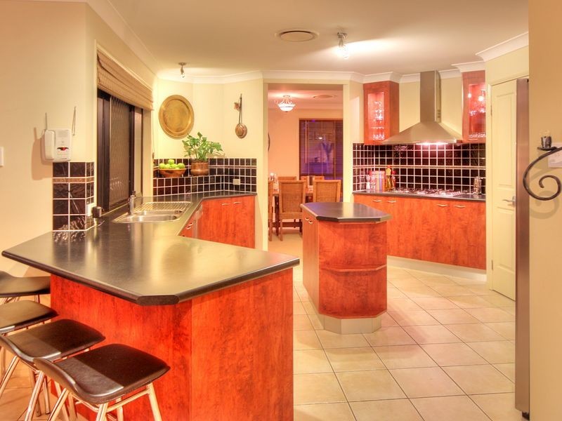 8 Cocoparra Crescent, Parkinson QLD 4115