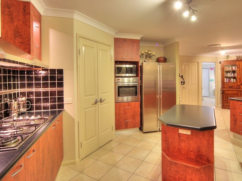 8 Cocoparra Crescent, Parkinson QLD 4115