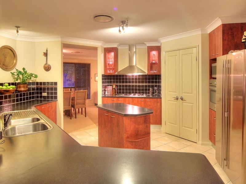 8 Cocoparra Crescent, Parkinson QLD 4115