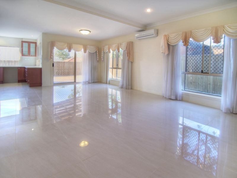 11 Silverbirch Close, Eight Mile Plains QLD 4113