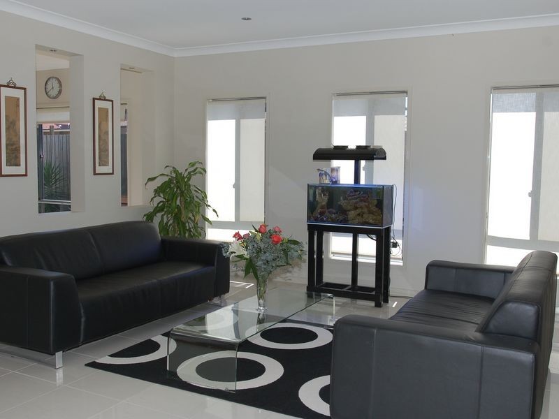 9 Azzure Street, Eight Mile Plains QLD 4113