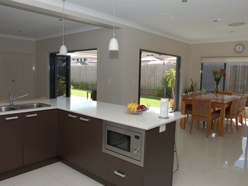 9 Azzure Street, Eight Mile Plains QLD 4113