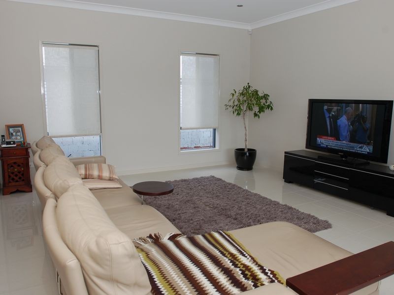 9 Azzure Street, Eight Mile Plains QLD 4113