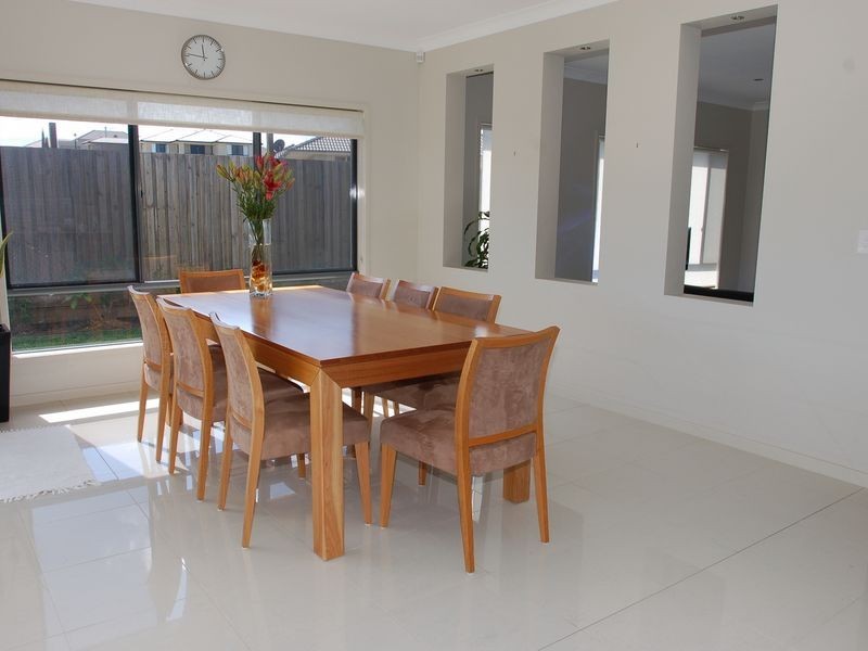 9 Azzure Street, Eight Mile Plains QLD 4113