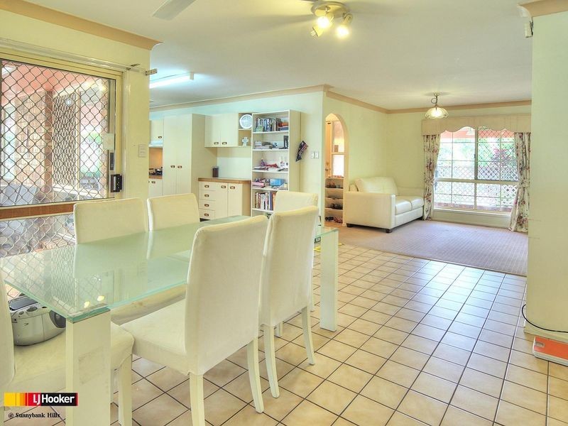 8 Taft Court, Stretton QLD 4116