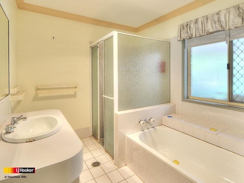 8 Taft Court, Stretton QLD 4116