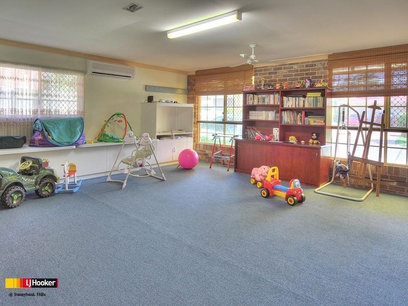 8 Taft Court, Stretton QLD 4116