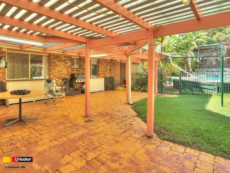 8 Taft Court, Stretton QLD 4116