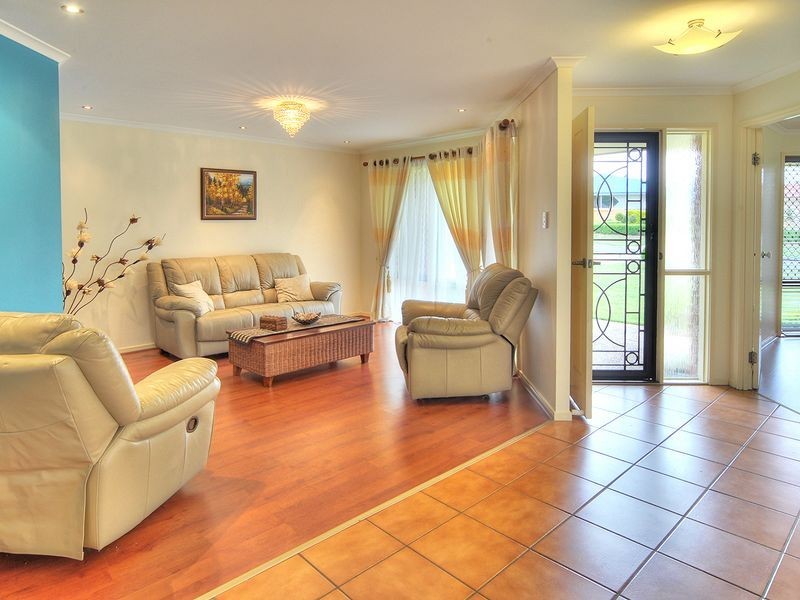 8 Barrington Place, Parkinson QLD 4115