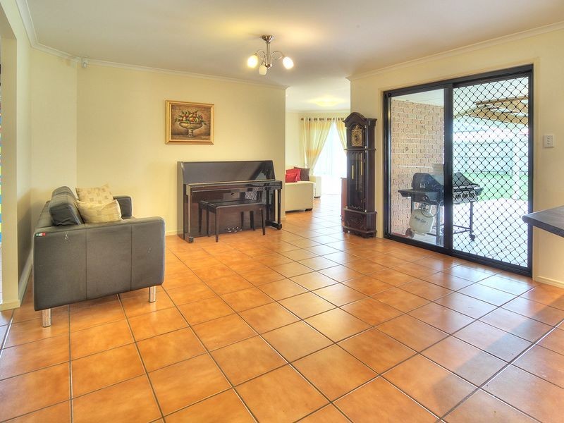 8 Barrington Place, Parkinson QLD 4115