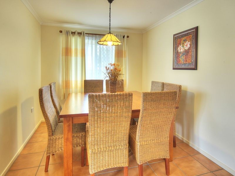 8 Barrington Place, Parkinson QLD 4115