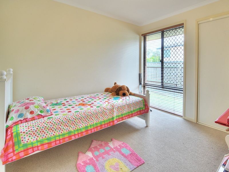 8 Barrington Place, Parkinson QLD 4115