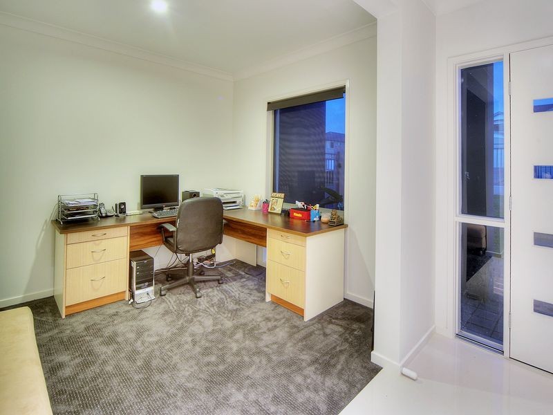 9 Golden Place, Robertson QLD 4109