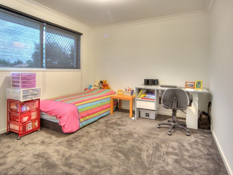 9 Golden Place, Robertson QLD 4109