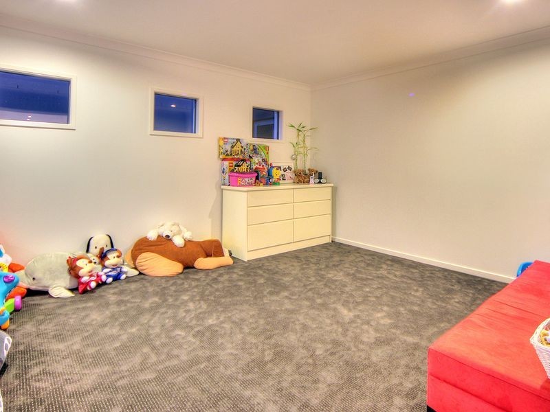 9 Golden Place, Robertson QLD 4109