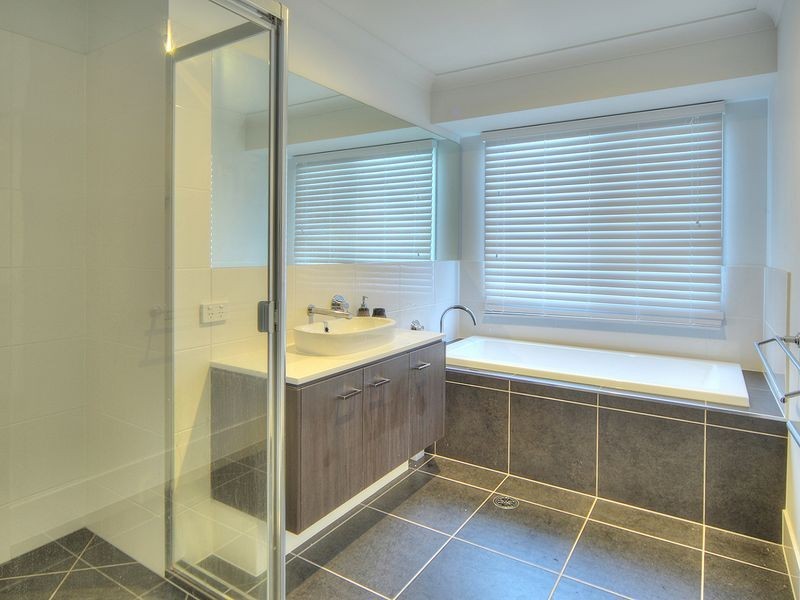 9 Golden Place, Robertson QLD 4109