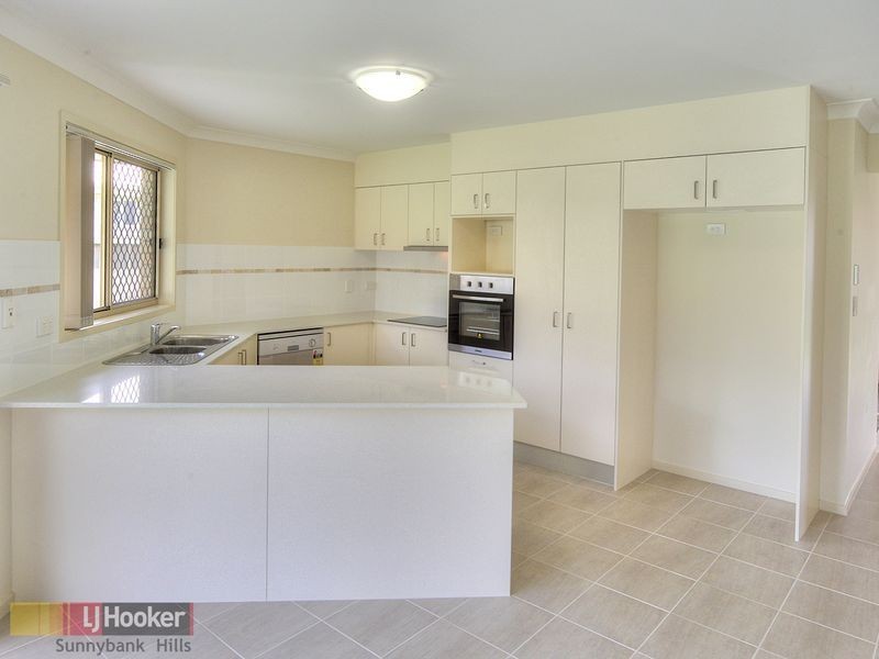 8 Linfield St, Hillcrest QLD 4118