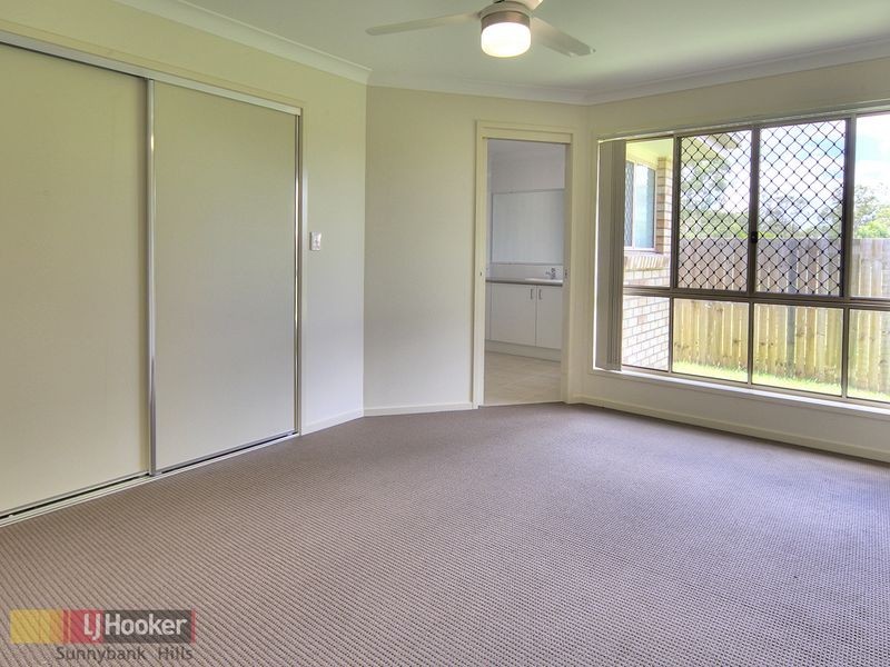 8 Linfield St, Hillcrest QLD 4118