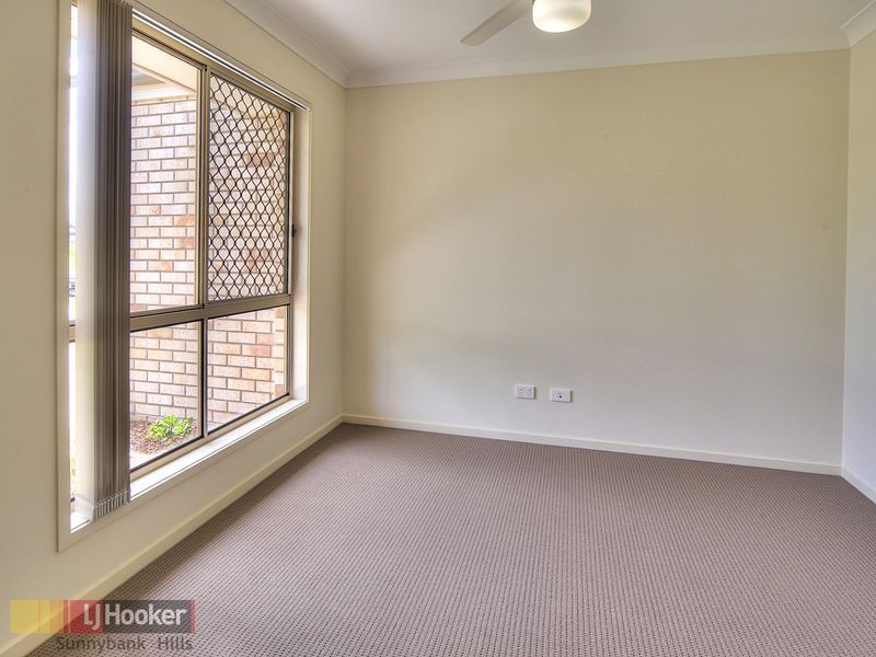 8 Linfield St, Hillcrest QLD 4118