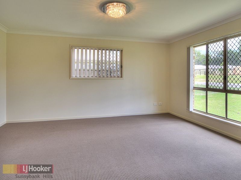 8 Linfield St, Hillcrest QLD 4118
