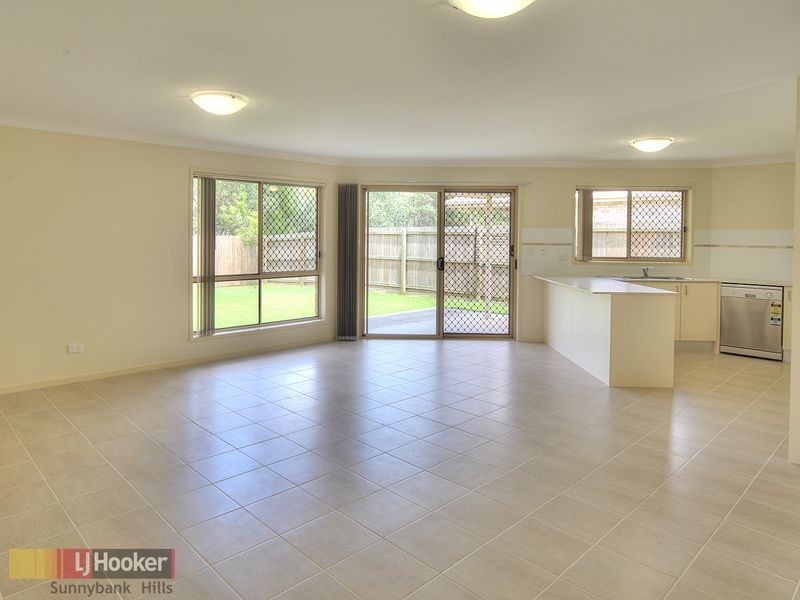 8 Linfield St, Hillcrest QLD 4118