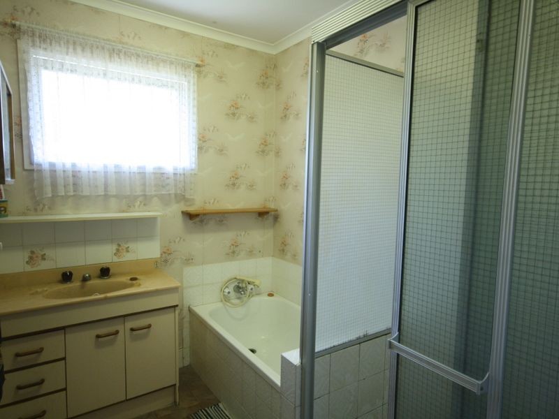 8 Alrak Av, Browns Plains QLD 4118
