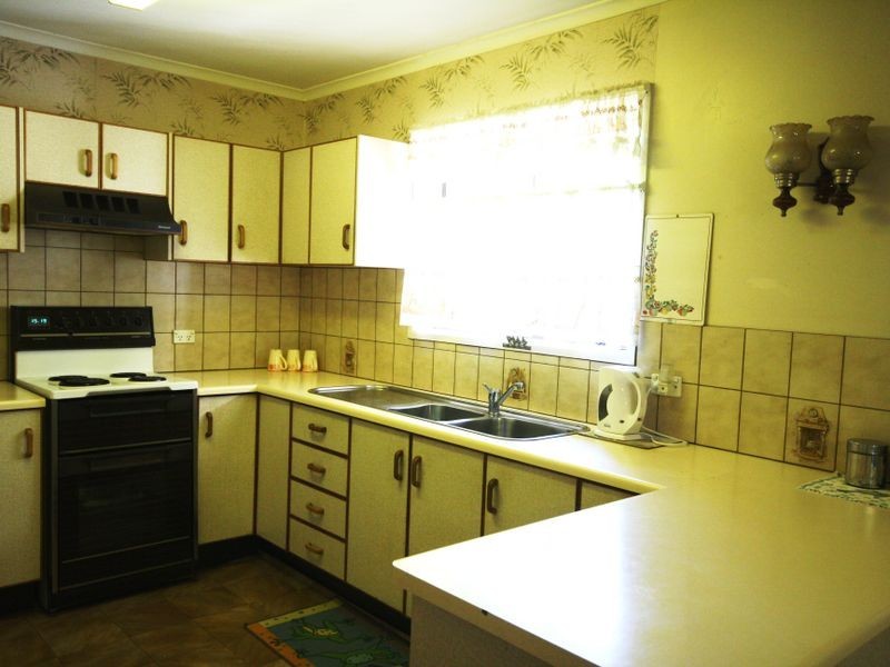 8 Alrak Av, Browns Plains QLD 4118
