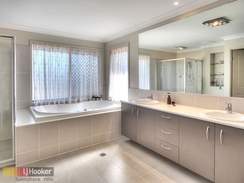 25 Azzure Street, Eight Mile Plains QLD 4113