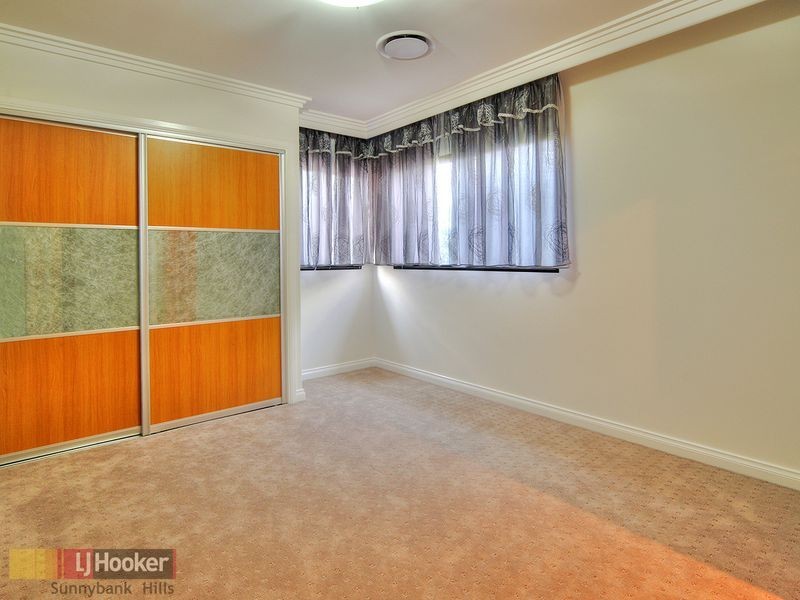 18 Golden Place, Robertson QLD 4109
