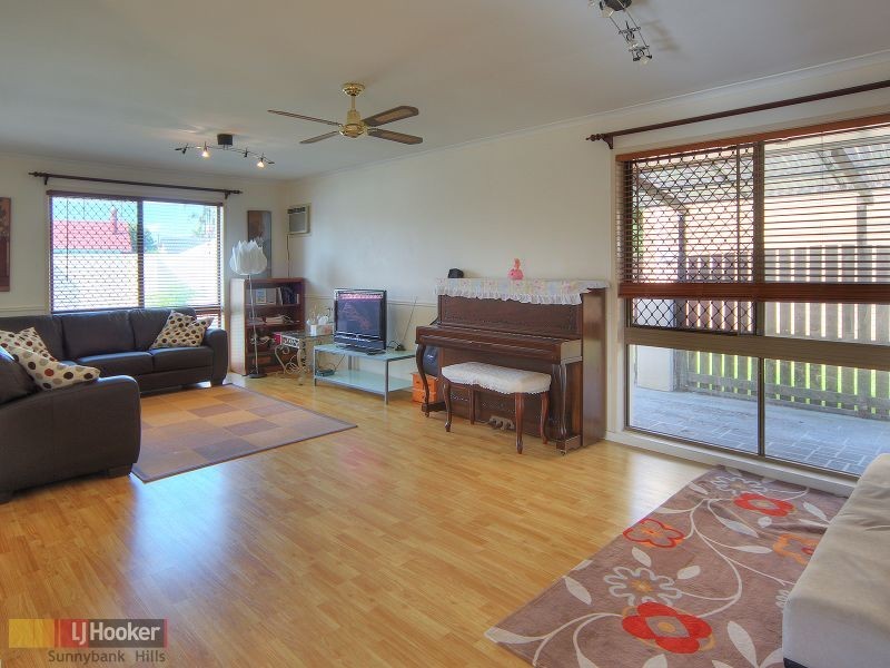 62 Oakleaf Street, Eight Mile Plains QLD 4113