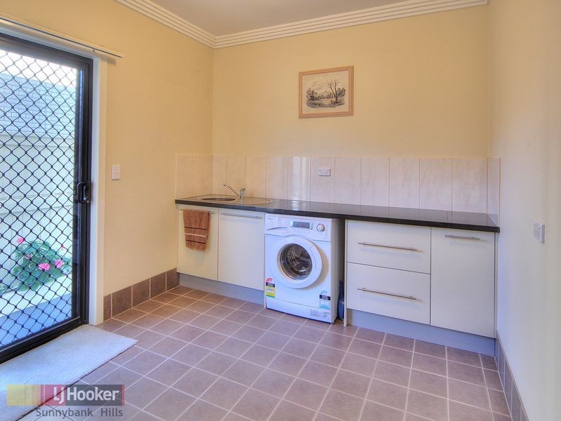 8 Larapinta Circuit, Parkinson QLD 4115