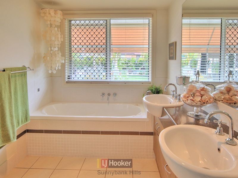 15 Tarra Place, Parkinson QLD 4115