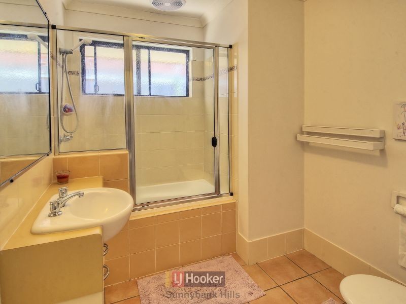 2/8 Honeysuckle Way, Calamvale QLD 4116