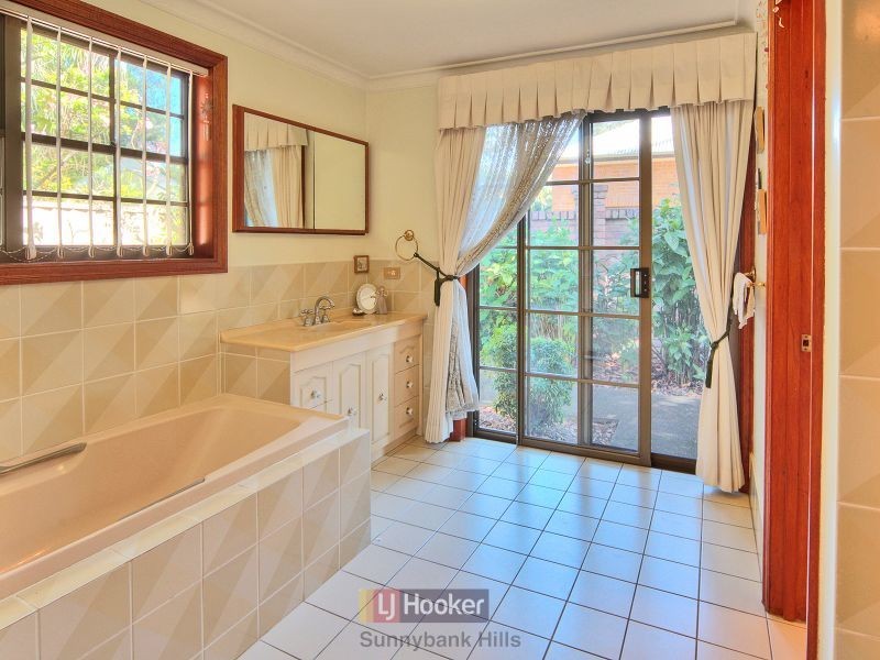 12 Bonutto Court, Robertson QLD 4109