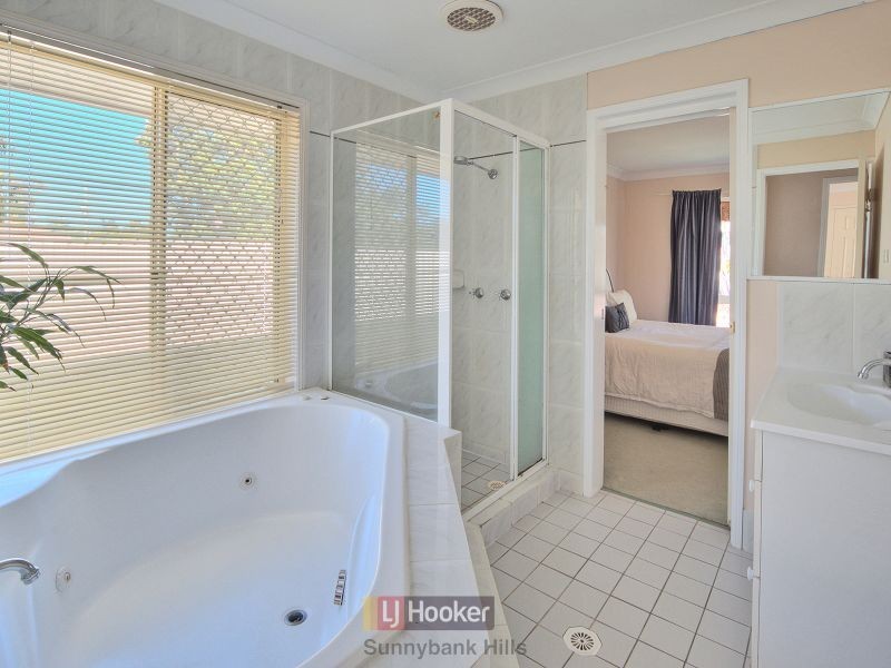2 Helmet Court, Hillcrest QLD 4118