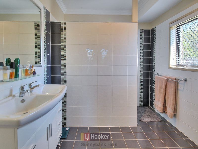 12 Walker Circuit, Eight Mile Plains QLD 4113