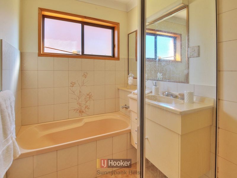 9 Hearnville Street, Robertson QLD 4109