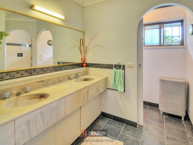 4 Lambeth Place, Macgregor QLD 4109
