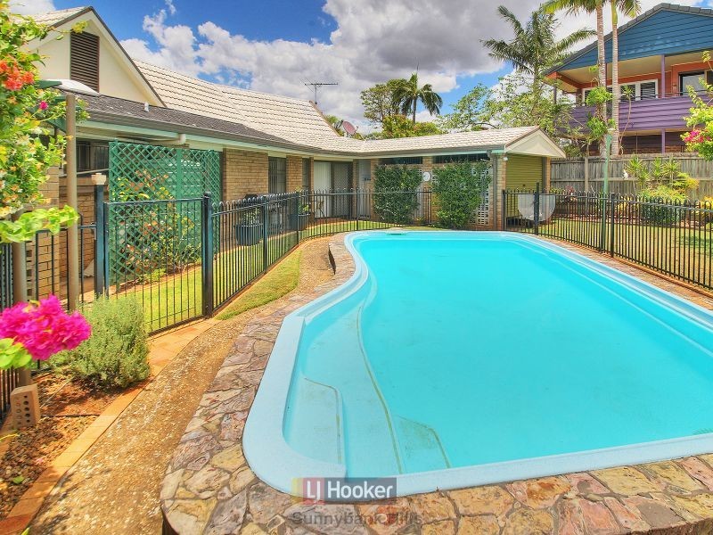4 Lambeth Place, Macgregor QLD 4109