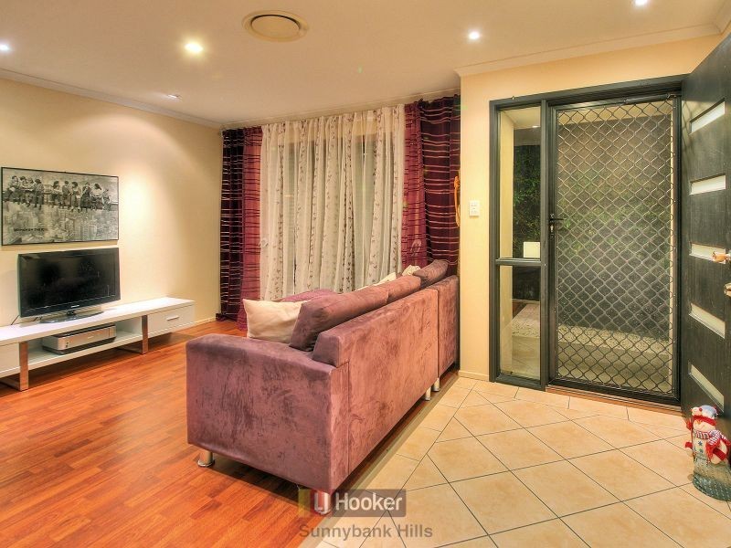 30 Mayfair Place, Stretton QLD 4116